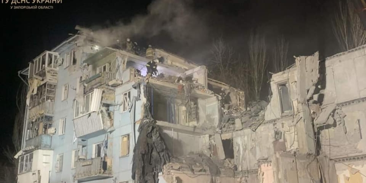 Запоріжжя: кількість загиблих внаслідок ракетного удару рф по житловому будинку зросла до 13 осіб (ФОТО)
