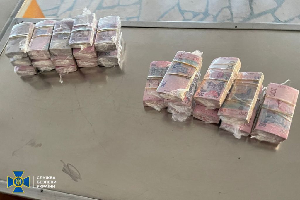 СБУ викрила ділків, які у валізах намагалися завезти в Україну готівку на 37 млн грн., викрадених на ТОТ (ФОТО) 7