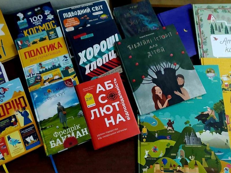 Для бібліотек Миколаївщини зібрали понад 2 тисячі книжок українською та англійською мовами (ФОТО)