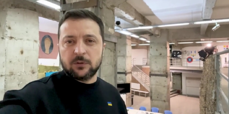 «Ми зробимо все, щоб синьо-жовті кольори продовжили свій визвольний рух, щоб повернули нормальне життя всій нашій землі, від Донецька до кордону» – Зеленський (ВІДЕО)