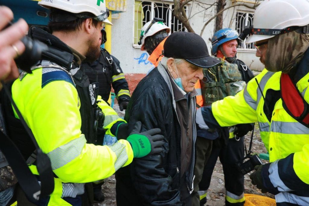 Рятувальна операція в Запоріжжі завершена: від російської атаки загалом 34 людини постраждали, з них троє дітей, одна людина померла (ФОТО) 8