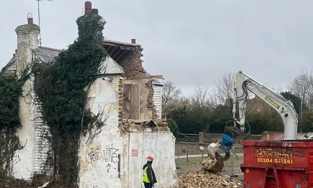 В Британії знищили графіті Бенксі. Випадково (ФОТО) 5