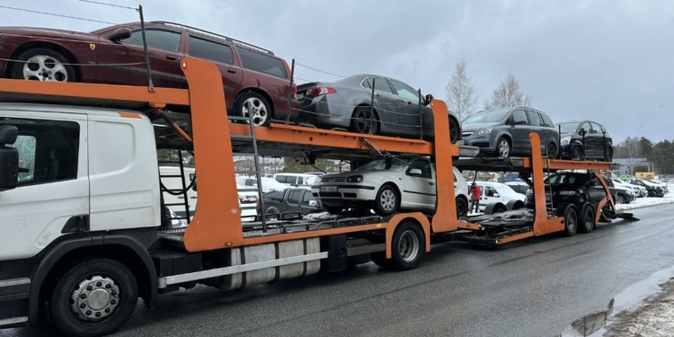 Перші 8 автівок, конфіскованих в Латвії у п’яних водіїв, вирушили в Україну (ФОТО)