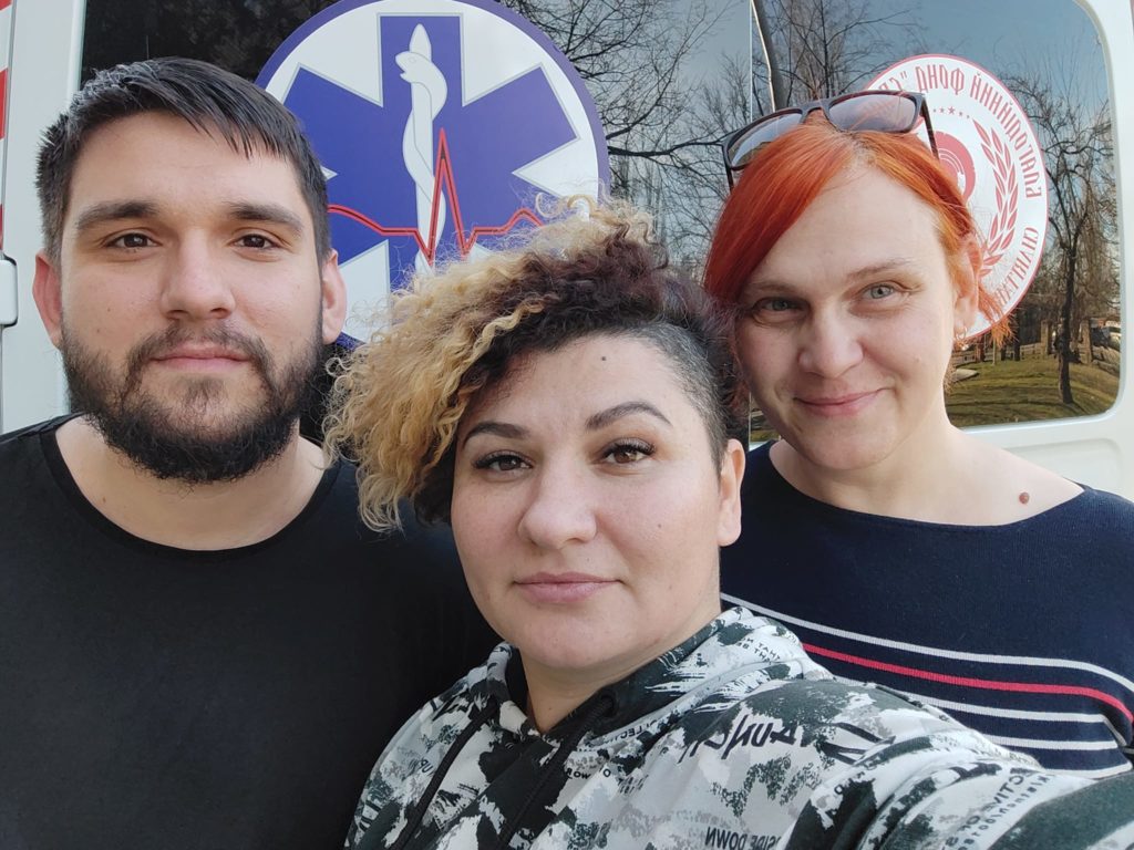 На Миколаївщині одеські волонтери-медики врятували жінку, поблизу якої вибухнув російський снаряд (ФОТО) 9