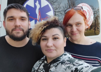 На Миколаївщині одеські волонтери-медики врятували жінку, поблизу якої вибухнув російський снаряд (ФОТО)