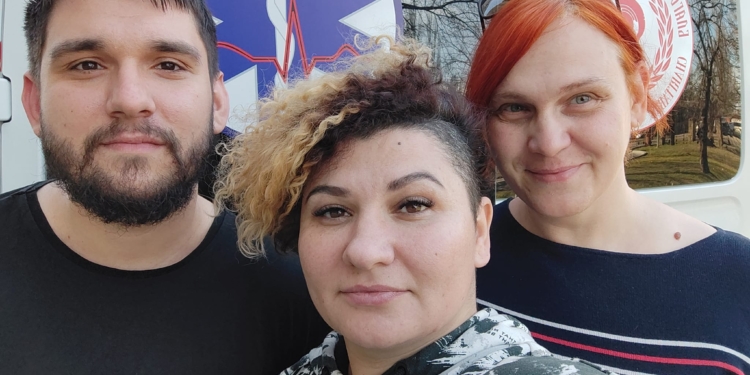 На Миколаївщині одеські волонтери-медики врятували жінку, поблизу якої вибухнув російський снаряд (ФОТО)