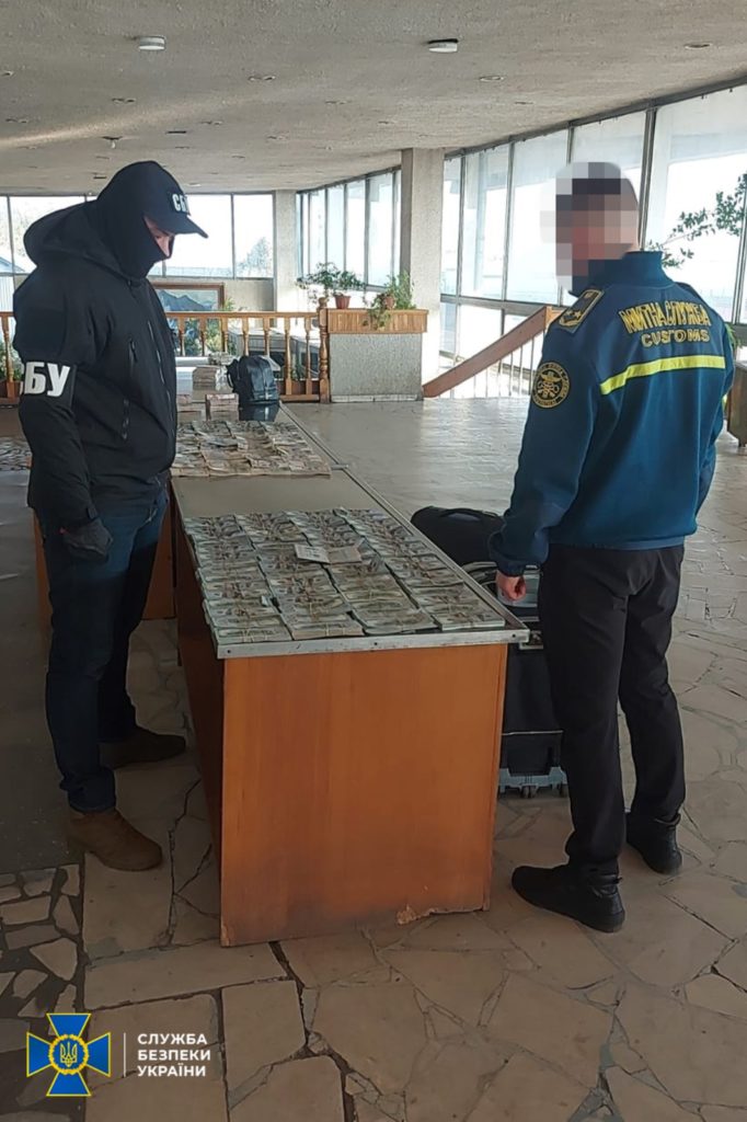 СБУ викрила ділків, які у валізах намагалися завезти в Україну готівку на 37 млн грн., викрадених на ТОТ (ФОТО) 9