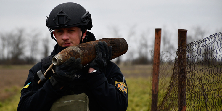 Піротехніки Миколаївщини сьогодні працювали в Любомирівці, де минулого тижня двоє людей підірвались на російських снарядах (ФОТО, ВІДЕО)