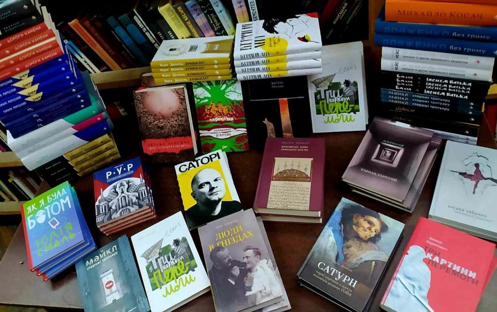 Для бібліотек Миколаївщини зібрали понад 2 тисячі книжок українською та англійською мовами (ФОТО) 9