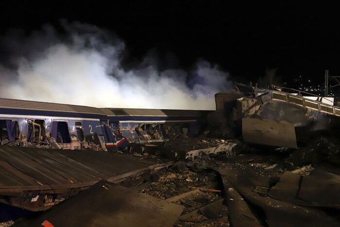 Жахлива аварія в Греції – пасажирський потяг врізався в вантажний. Багато загиблих і поранених (ФОТО)