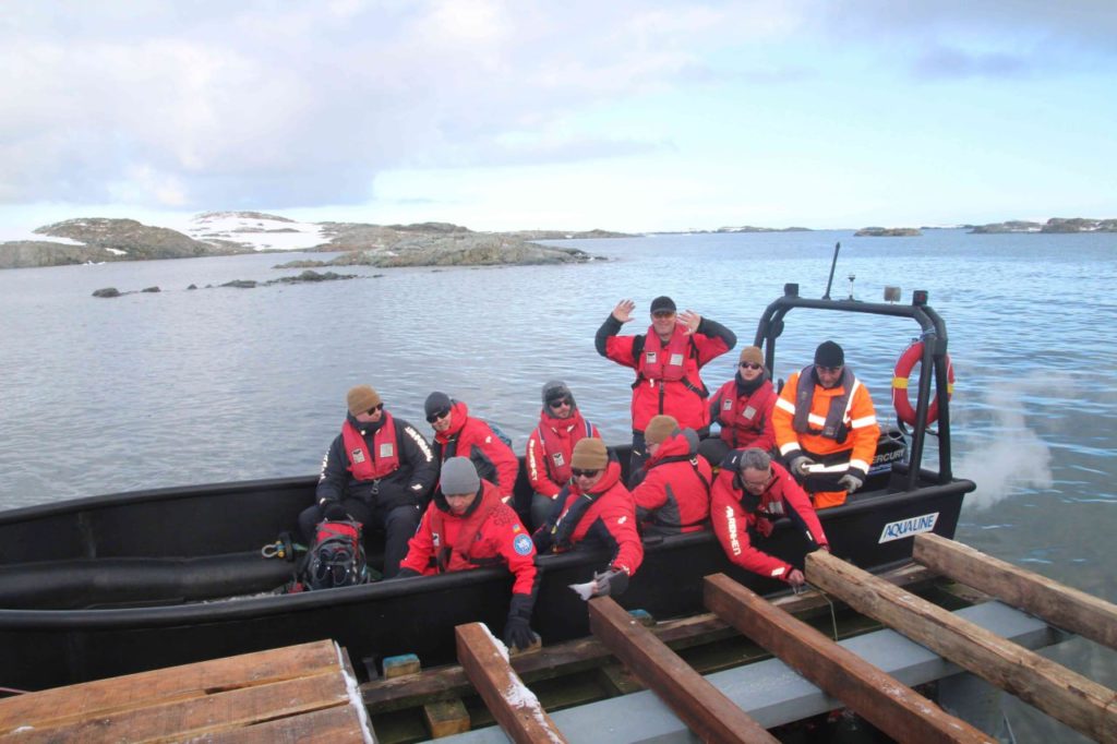 Криголам «Ноосфера» доставив до антарктичної станції «Академік Вернадський» зимівників наступної експедиції (ФОТО) 11