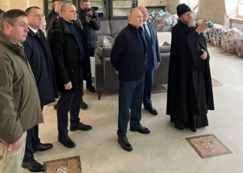 “Сам за кермом”? Людина, схожа на Путіна, прибула до Криму (ФОТО, ВІДЕО)