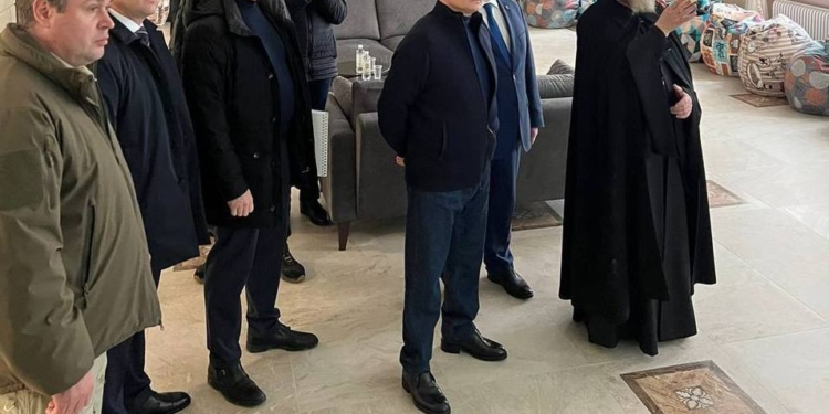 “Сам за кермом”? Людина, схожа на Путіна, прибула до Криму (ФОТО, ВІДЕО)