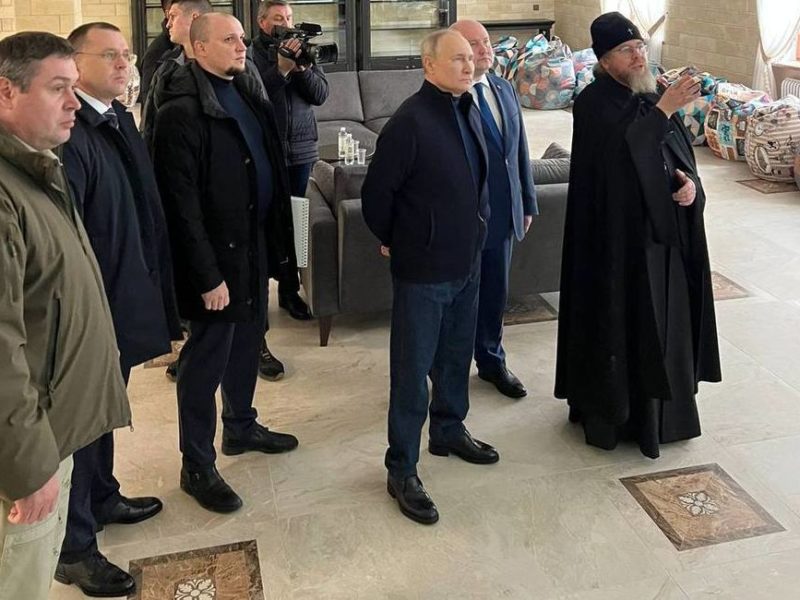 “Сам за кермом”? Людина, схожа на Путіна, прибула до Криму (ФОТО, ВІДЕО)