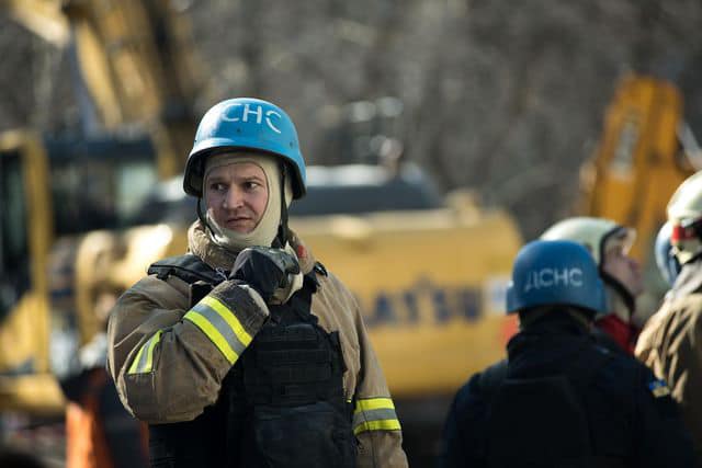 Пошуково-рятувальні роботи на зруйнованій російською ракетою п’ятиповерхівці в Запоріжжі завершені (ФОТО) 15