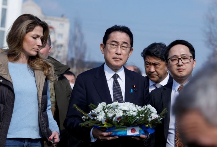 "Я відчуваю великий гнів через це звірство", - прем'єр Японії відвідав Бучу (ФОТО) 1