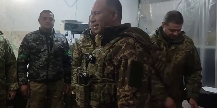 Сирський в Бахмуті нагородив бійців і сказав, що хоче цугцвангу для рашистів (ВІДЕО)