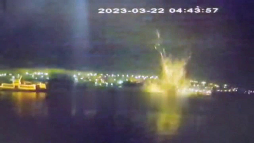 Потужний вибух. Що насправді було в Севастопольській бухті вночі під час атаки дронів (ВІДЕО) 1