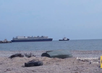 Росіяни відновили роботу Маріупольського порту – в нього вже зайшла “плавуча казарма” (ФОТО, ВІДЕО)