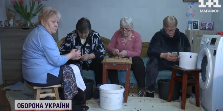 На Волині 6 пенсіонерок збирають для фронту пакуночки з ласощами і побажаннями. Історії бійців, що їх отримали (ФОТО, ВІДЕО))
