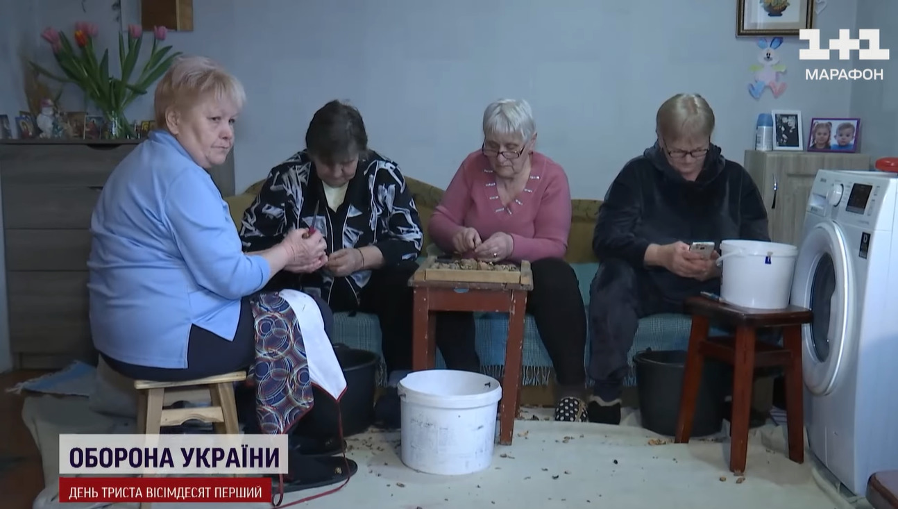 На Волині 6 пенсіонерок збирають для фронту пакуночки з ласощами і побажаннями. Історії бійців, що їх отримали (ФОТО, ВІДЕО))