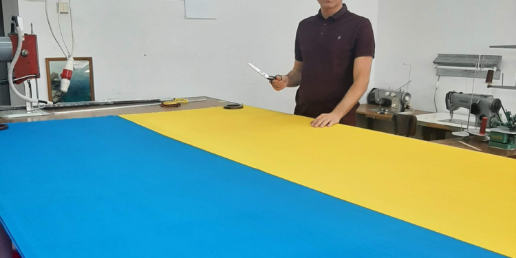 Потрібні всім. Як відродилась фабрика прапорів в Миколаєві (ФОТО)