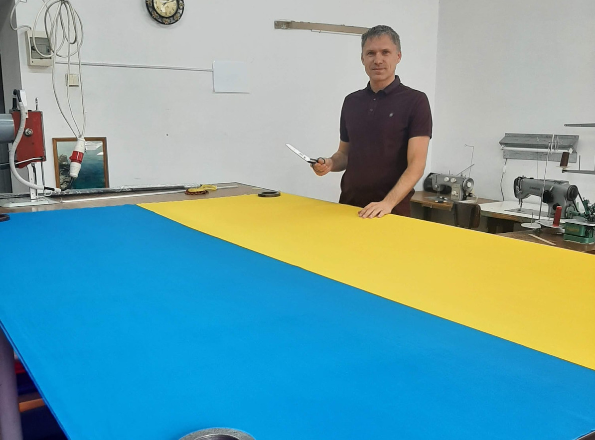Потрібні всім. Як відродилась фабрика прапорів в Миколаєві (ФОТО)