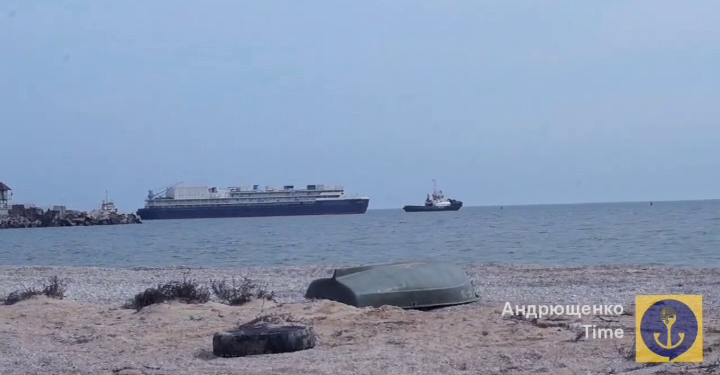 Росіяни відновили роботу Маріупольського порту – в нього вже зайшла “плавуча казарма” (ФОТО, ВІДЕО)