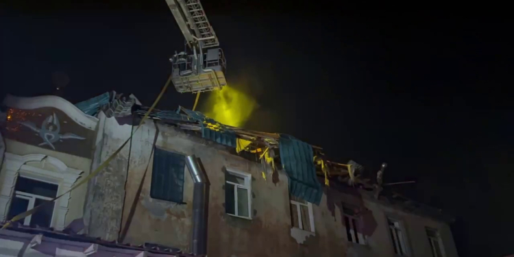 В Одесі ракета влучила в 3-поверховий будинок, є поранені (ВІДЕО)