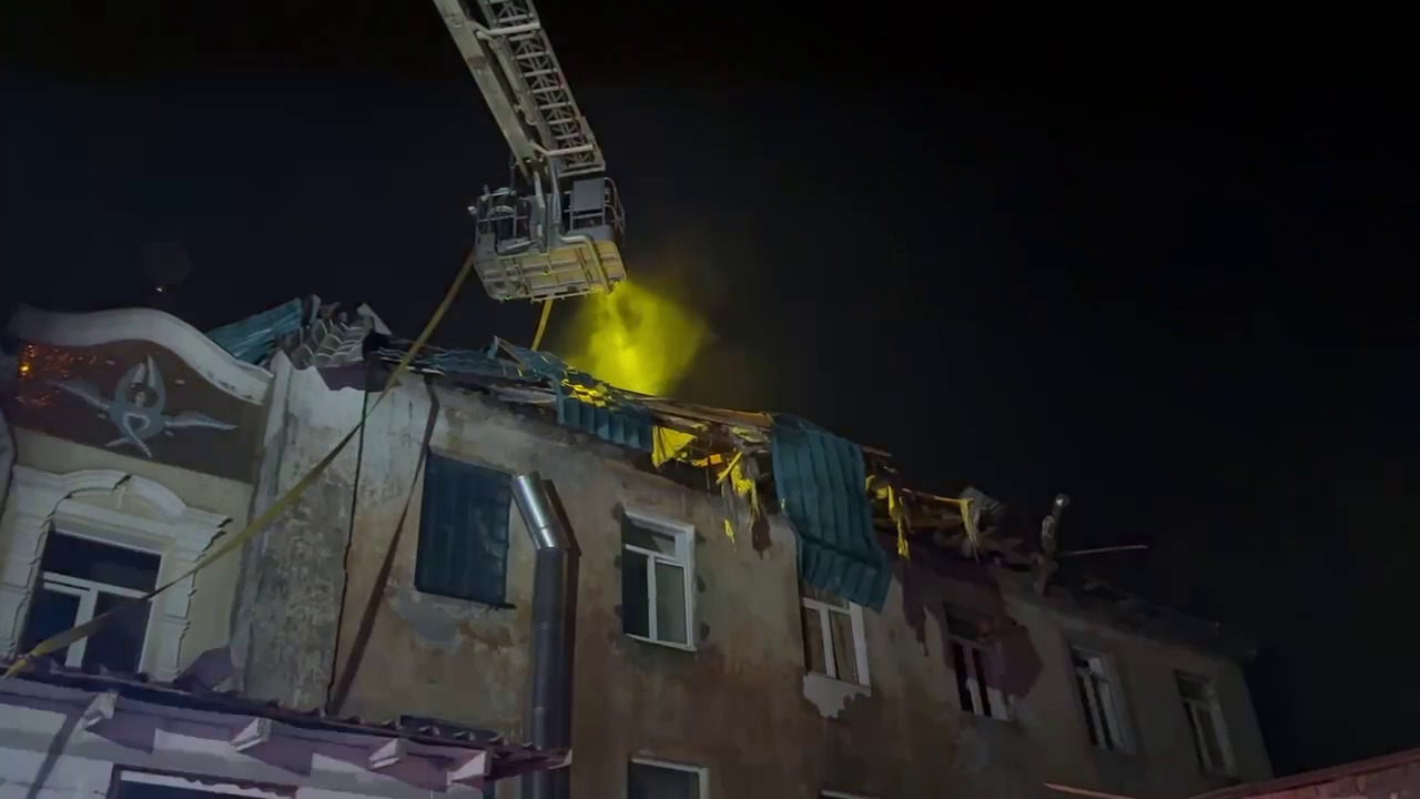 В Одесі ракета влучила в 3-поверховий будинок, є поранені (ВІДЕО)