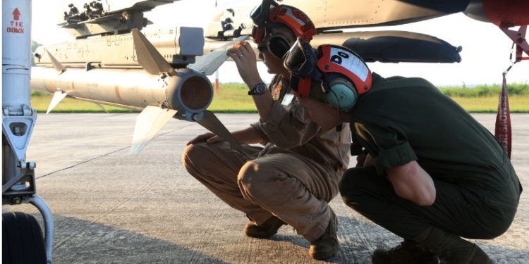 І знову все упирається в літаки. В США вивчають можливість встановлення сучасних ракет на українські МіГи