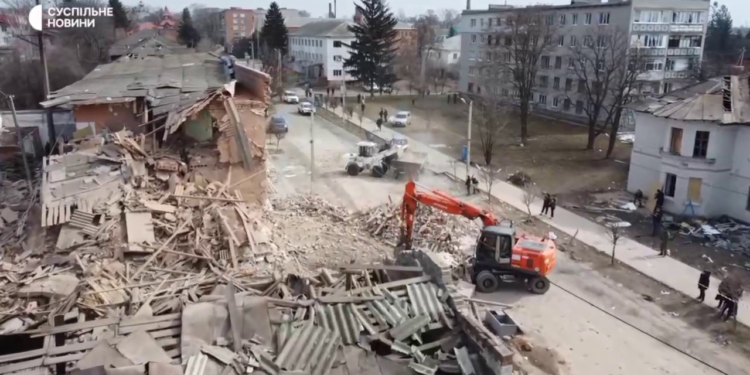 Сумщина після авіанальоту. Розбір завалів триває (ВІДЕО)