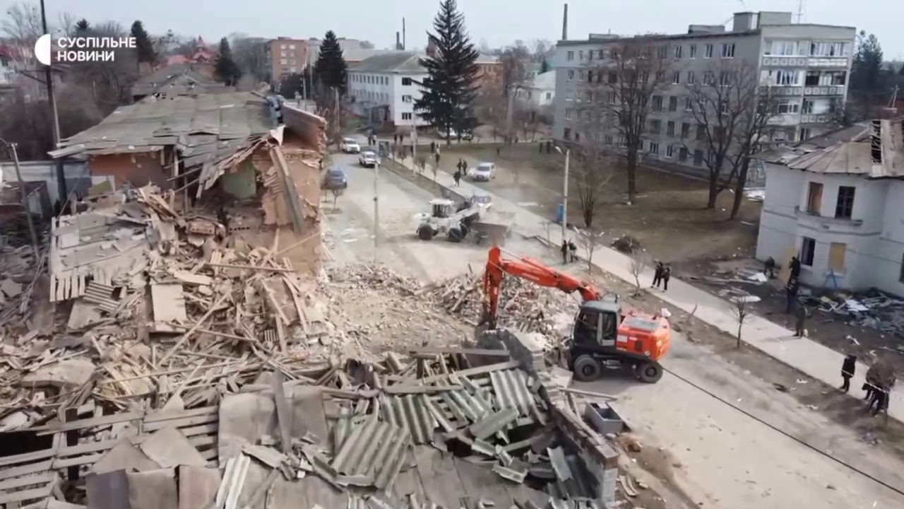 Сумщина після авіанальоту. Розбір завалів триває (ВІДЕО)
