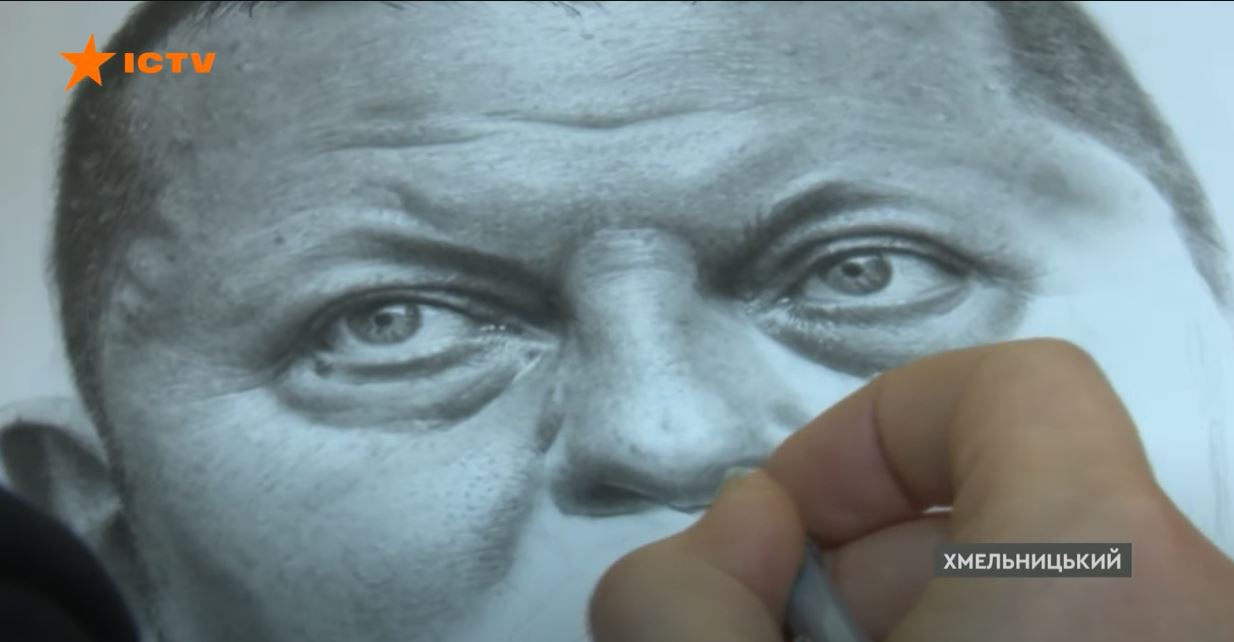 Зеленський, Залужний, Байден. Художник-самоучка створює портрети, які допомагають армії (ВІДЕО)