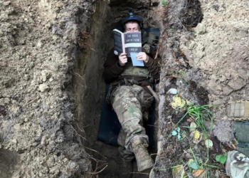 Фото, що облетіло світ. Тімоті Снайдер зустрівся з українським воїном, що читав його книжку в окопі (ФОТО)