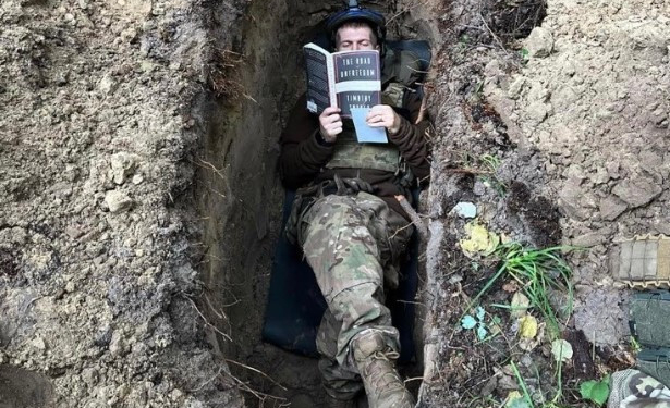 Фото, що облетіло світ. Тімоті Снайдер зустрівся з українським воїном, що читав його книжку в окопі (ФОТО)