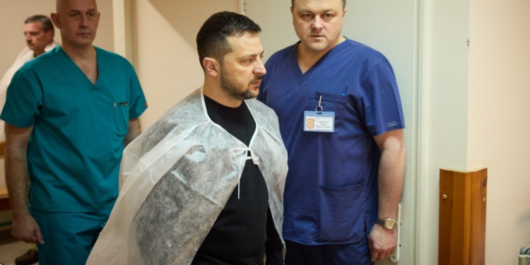 Зеленський сьогодні у Львові – вшанував пам’ять загиблих, відвідав поранених (ФОТО, ВІДЕО)