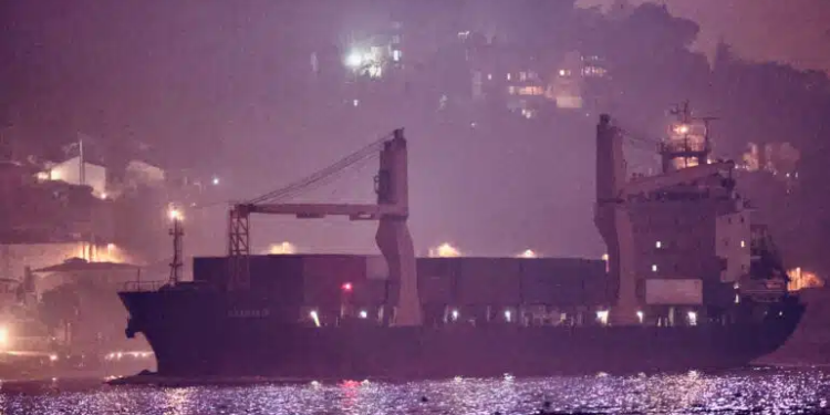 Через Босфор пройшло російське судно з ймовірно військовим вантажем – його завантажили на військовій базі в Сирії