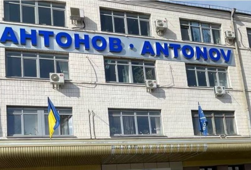 Тепер офіційно: екскерівникам ДП “Антонов” – вони перешкоджали захисту аеродрому, через них знищена “Мрія” (ФОТО, ВІДЕО)