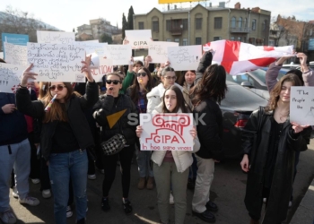 В Тбілісі пройшов жіночий марш, люди збираються на вечірню акцію протесту (ФОТО, ВІДЕО)