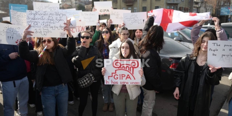 В Тбілісі пройшов жіночий марш, люди збираються на вечірню акцію протесту (ФОТО, ВІДЕО)