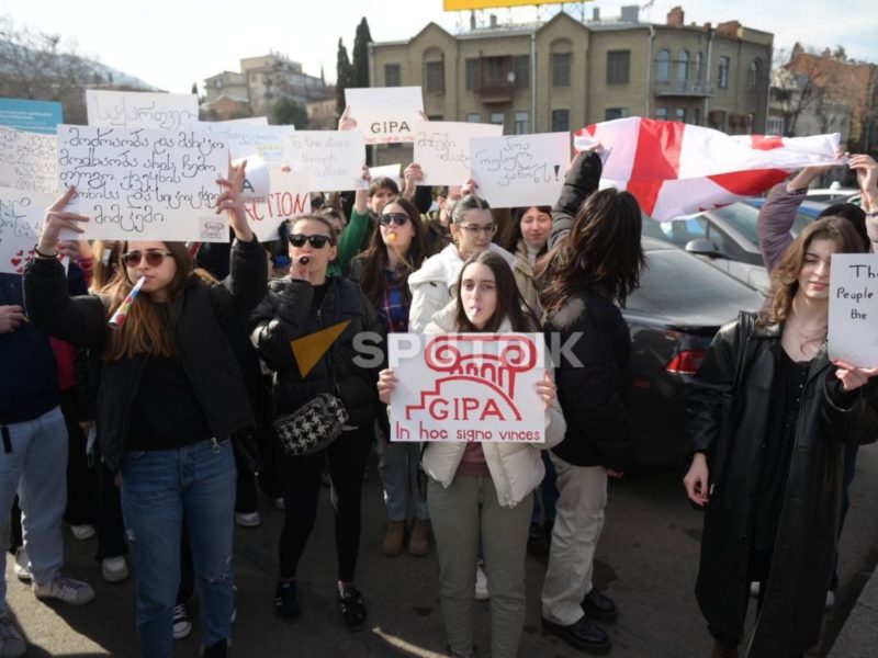 В Тбілісі пройшов жіночий марш, люди збираються на вечірню акцію протесту (ФОТО, ВІДЕО)