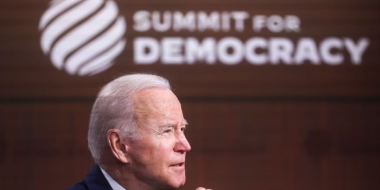 Чи стала демократія в світі за рік сильнішою? Перші підсумки Саміту за демократію