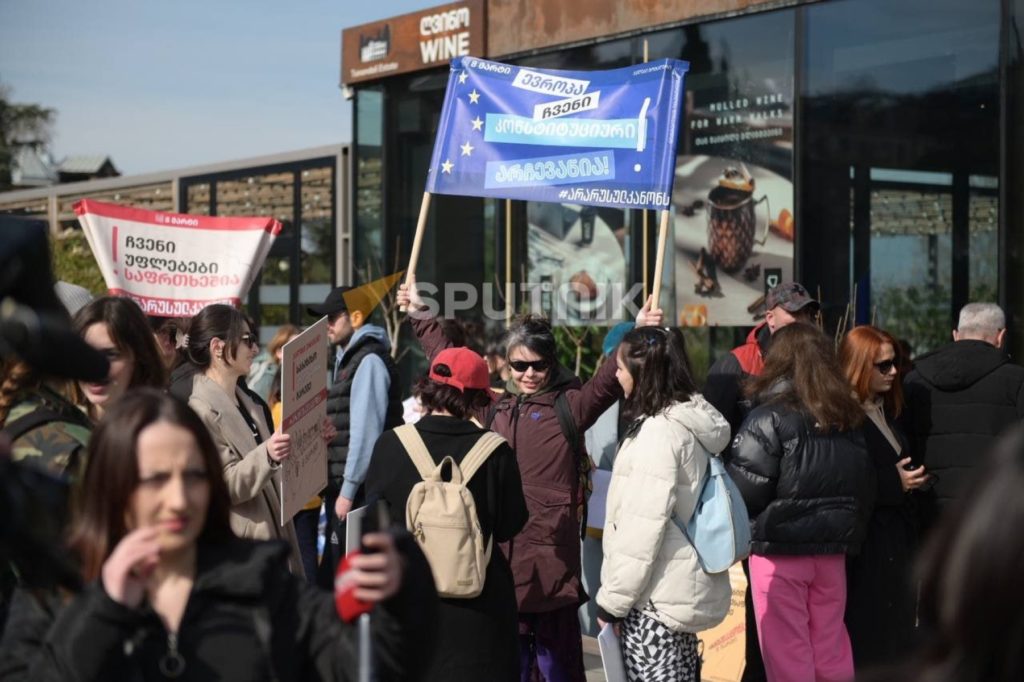 В Тбілісі пройшов жіночий марш, люди збираються на вечірню акцію протесту (ФОТО, ВІДЕО) 3