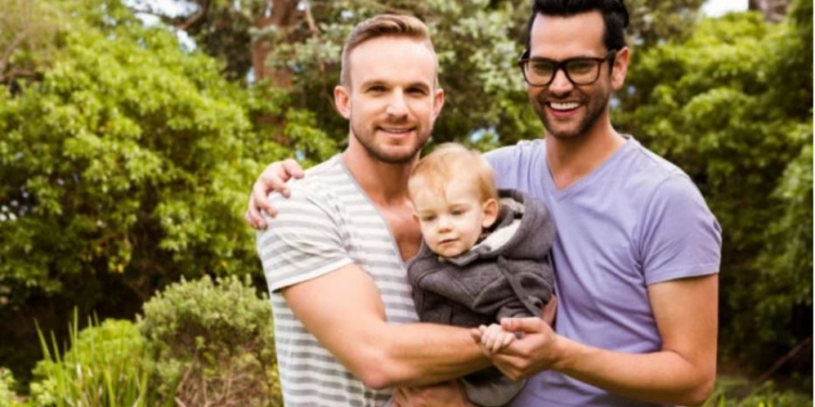 Вчені виростили яйцеклітини з чоловічої шкіри. Одностатеві пари зможуть мати своїх дітей?