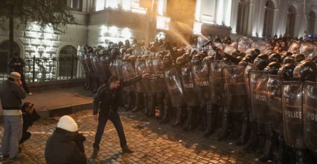 Протести у Грузії: мітингувальники кинули у поліцейських "коктейлі" Молотова (ВIДЕО) 1