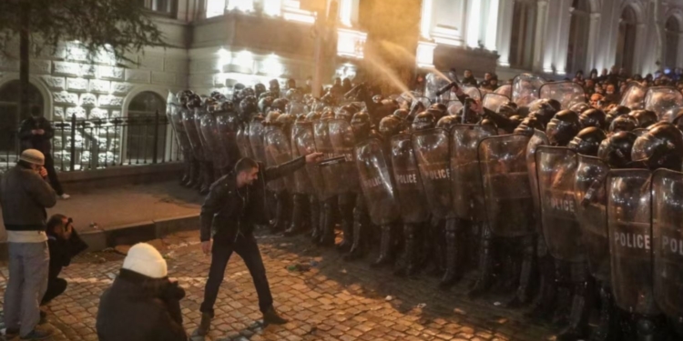 В Грузії поліція застосувала водомети проти протестувальників (ВІДЕО)