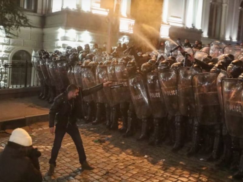 Президентка Грузії підтримала протестувальників, а вони скандують “Путін – х*йло” (ВІДЕО)