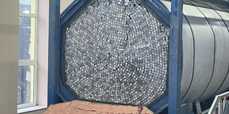 Прикордонники зупинили цистерну нібито з олією, повністю забиту пачками цигарок (ФОТО, ВІДЕО)