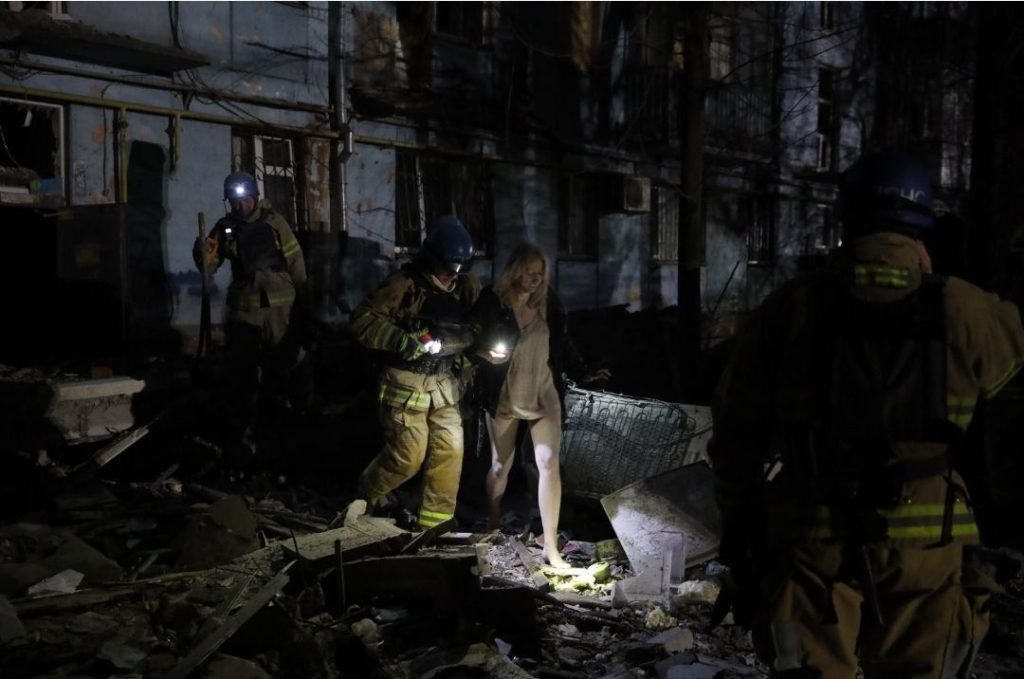 Російський ракетний удар по Запоріжжю: з-під завалів зруйнованої п’ятиповерхівки деблоковані тіла двох загиблих, врятовано 11 людей (ВІДЕО) 1